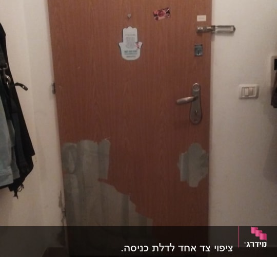 דלת עם ציפוי מתקלף בחלק התחתון